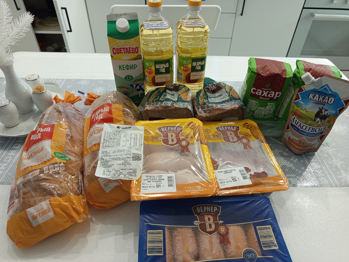 Сыр, колбаса сырокопченая, пряники за кадром 