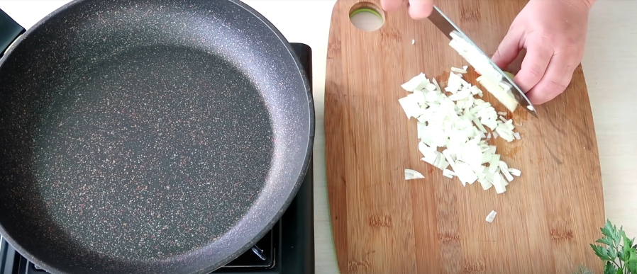 Мелко нарезаем лук