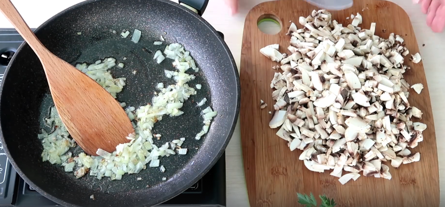 Нарезаем шампиньоны