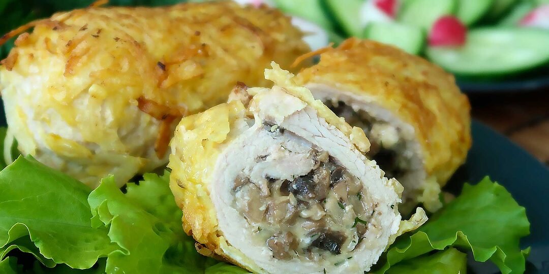 Котлеты по-гомельски. Сочные котлеты с начинкой из грибов и сыра, в картофельной панировке.