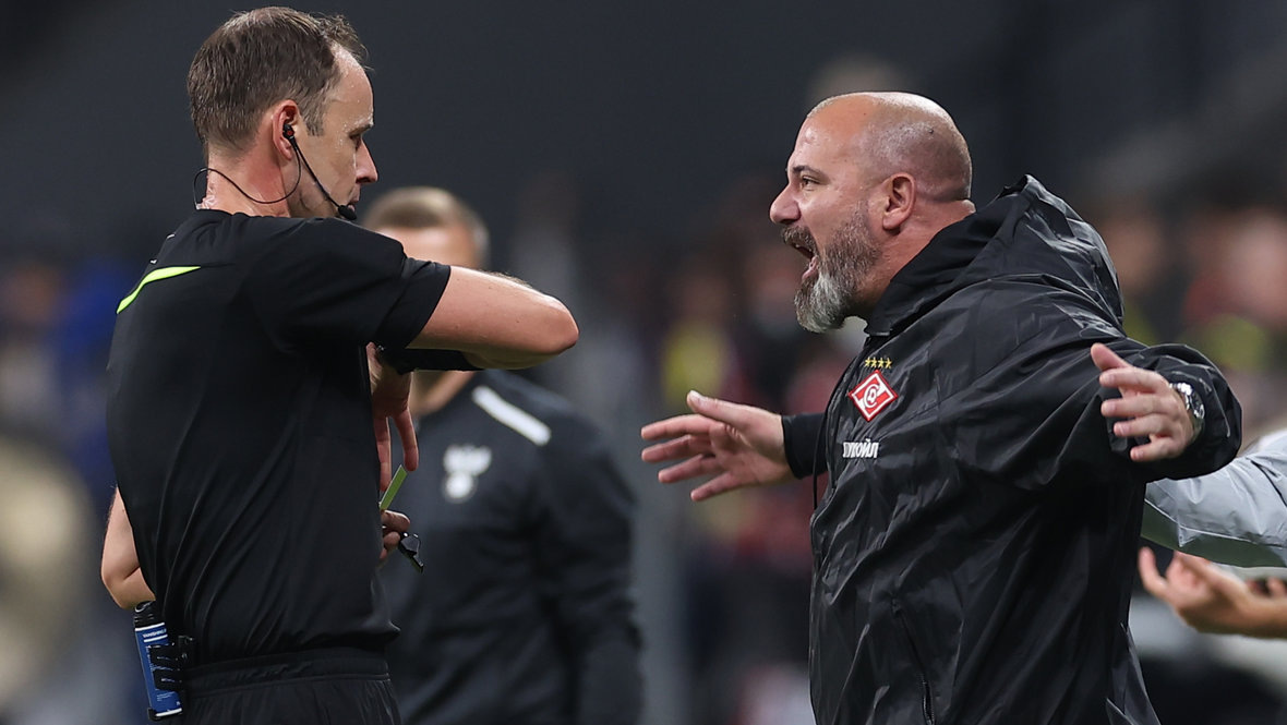    Арбитр Виталий Мешков и Деян Станкович.Александр Федоров