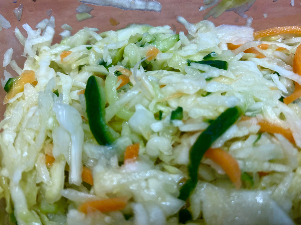 Овощи свежие, нарезаны одинаково, без больших кусков