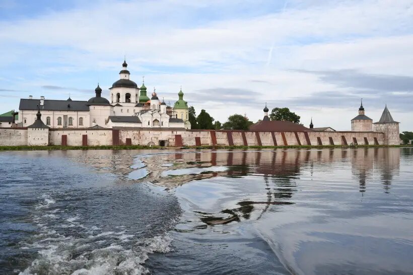     Кирилло-Белозерский монастырь на берегу Сиверского озера. © РИА Новости. Сергей Пятаков