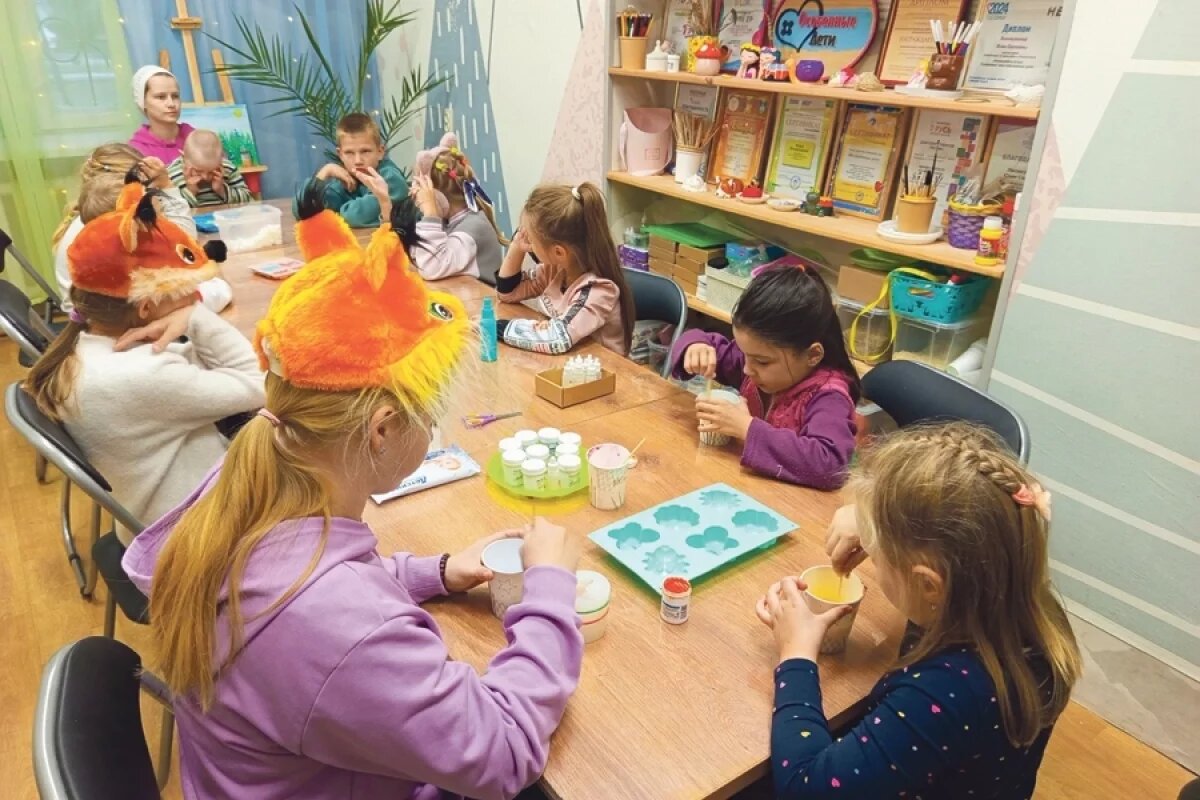    Дети общаются и занимаются творчеством.