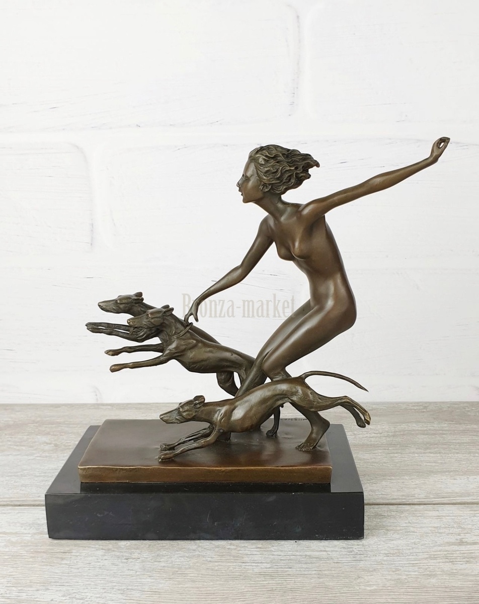Бронзовая статуэтка «Обнажённая с собаками»