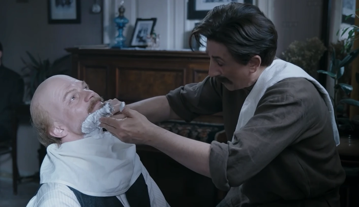 Скульптор лепит ленинский канон