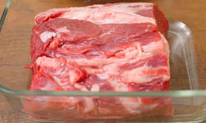 Буженина в духовке: сочное мясо для праздничного стола и вкусной нарезки