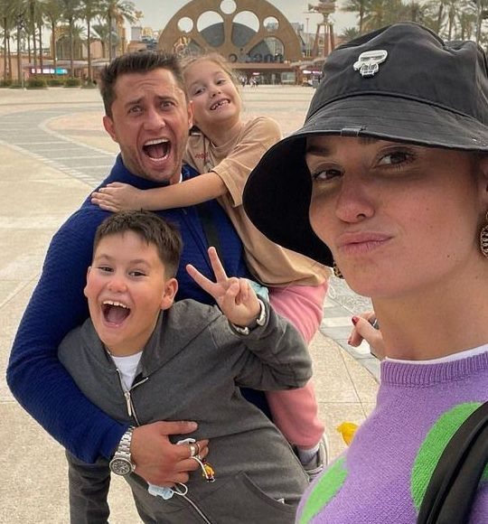    Агата Муцениеце и Павел Прилучный с детьми. Фото: социальные сети