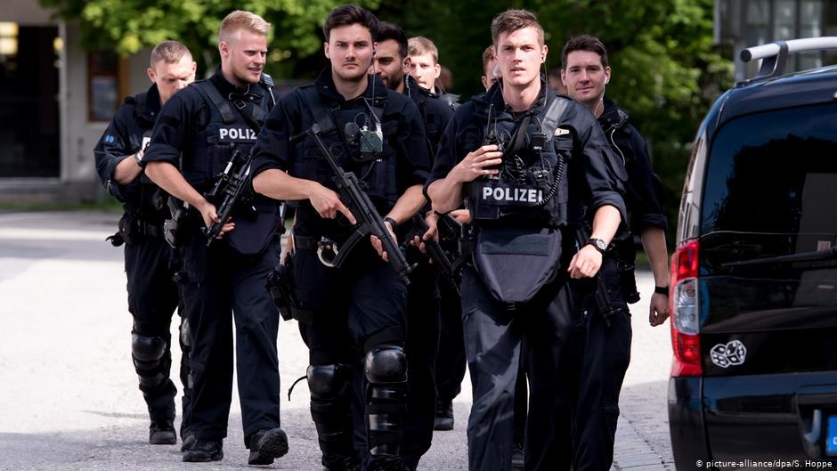 Полиция нас бережёт!