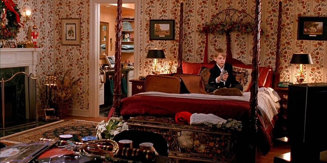 Новогодние фильмы с красивыми интерьерами: рассказываем о любимых приемах декораторов