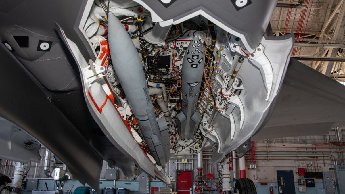 Две ракеты «Метеор» установлены в оружейном отсеке F-35A, где измеряются зазоры между конструкцией самолета, системами и соседними хранилищами, чтобы обеспечить безопасную укладку и развертывание ракеты. (Фото предоставлено Офисом объединенной программы F-35 JPO)
