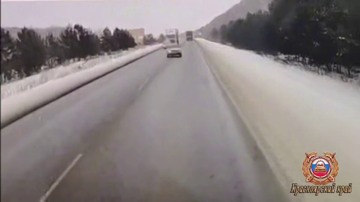     Два пассажира легковушки погибли в аварии с фурой на трассе под Красноярском