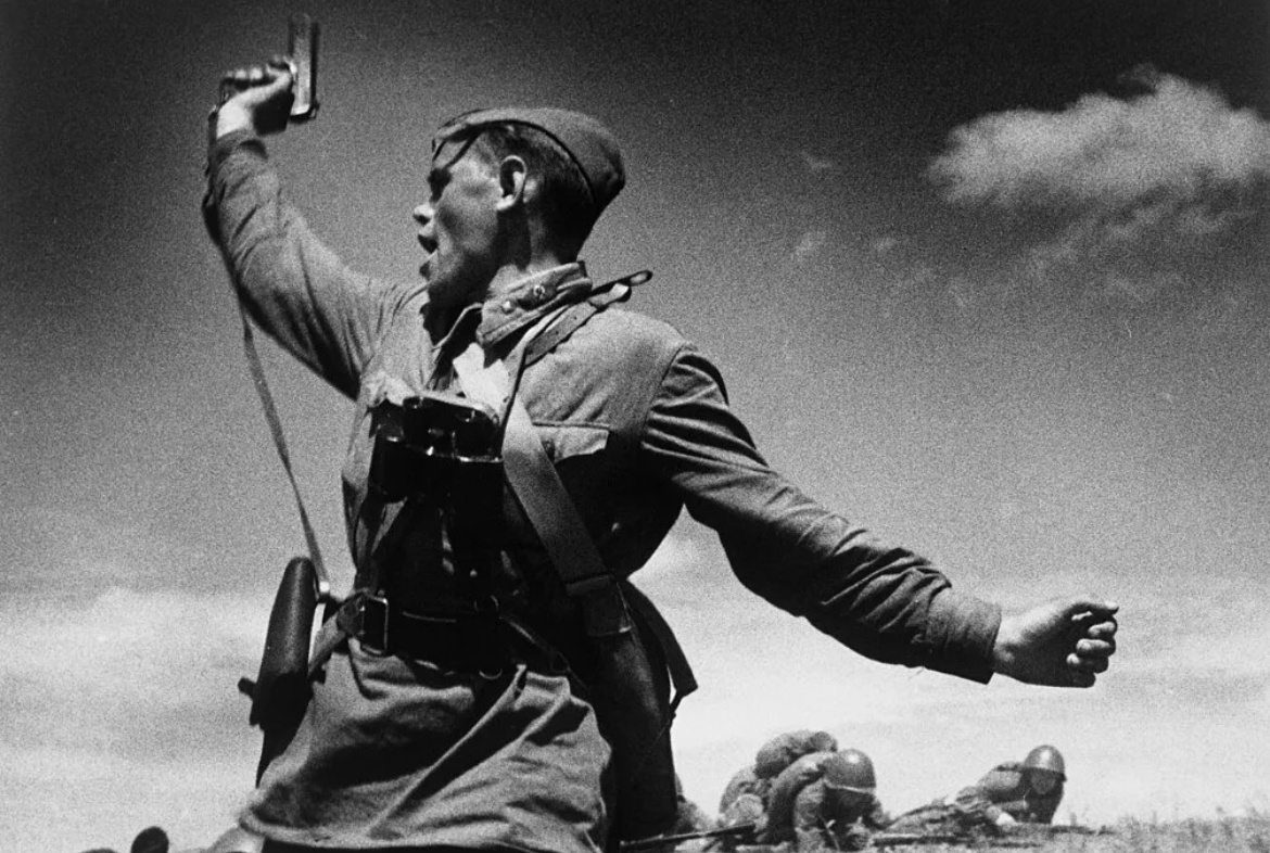 Именно 5 декабря 1941 наглых фашистских захватчиков начали выгонять из страны. Самое известное фото Великой отечественной