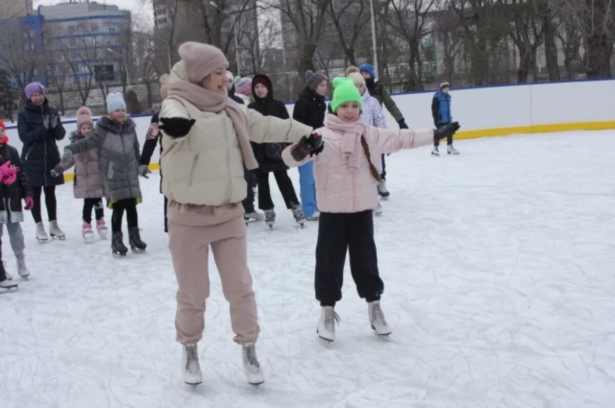    На площади Свободы в Тольятти собран каток — лед зальют, когда похолодает