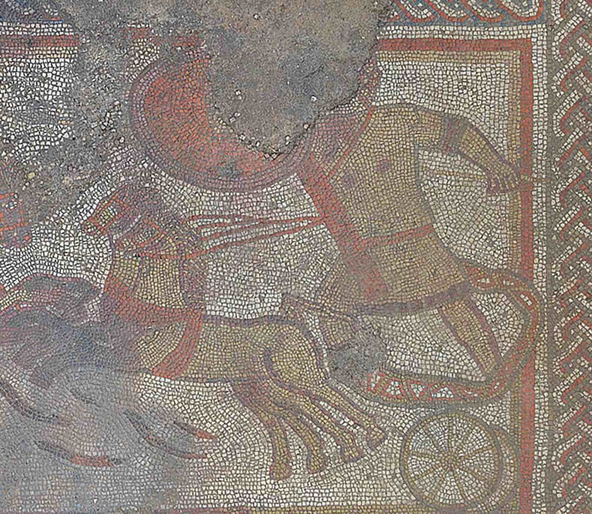 
Первый из фрагментов мозаики, на котором изображен Гектор, троянский царевич, в колеснице / © ULAS