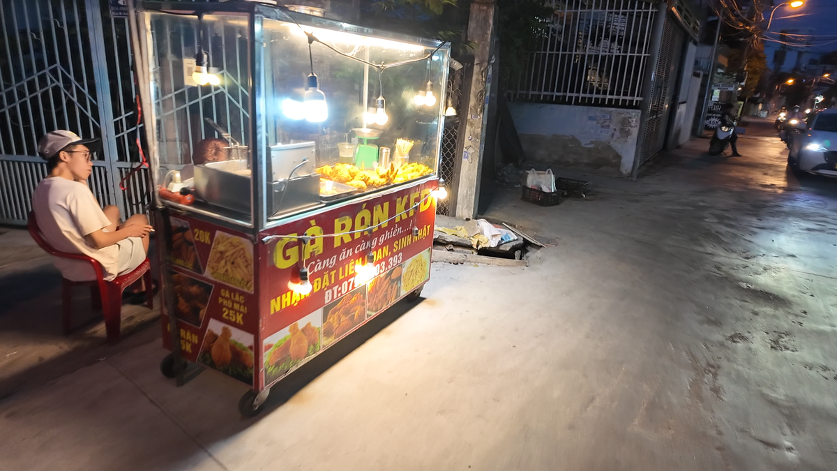 Ещё местный колорит нетуристического Нячанга ночью. Листай галерею...