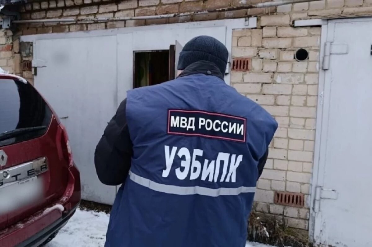    Из гаража в Челябинске изъяли поддельного алгоголя и табака на 2,5 млн руб.