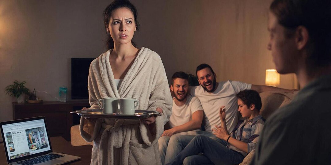 — Моя жена не работает, она домохозяйка, — с пренебрежением бросил муж в компании друзей. Все засмеялись.