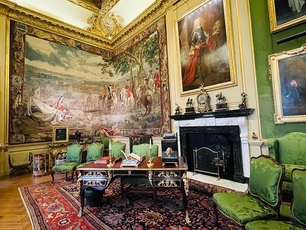 Бленхаймский дворец https://www.tripadvisor.ru/Attraction_Review-g186362-d190720-Reviews-Blenheim_Palace-Woodstock_Oxfordshire_England.html 