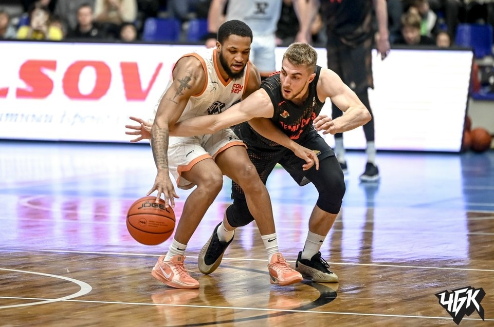    Разыгрывающий «ЧБК» Эдвардс Кортез Ламар занимался американским футболом, а также играл в футбол европейский Юлия НЕСТРУЕВА