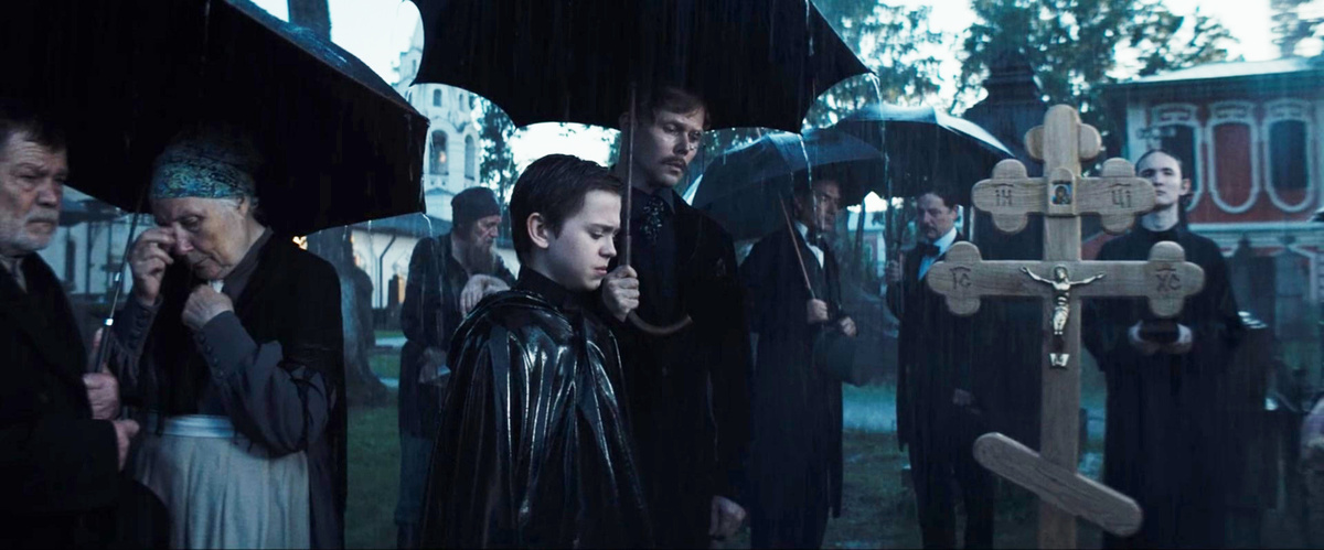 Ваня (арт. М-М. Мурашкин) его дядя (арт. Д. Воробьёв) на похоронах. Кадр из открытого трейлера