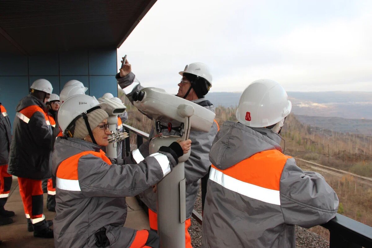 Участники диктанта на смотровой площадке карьера