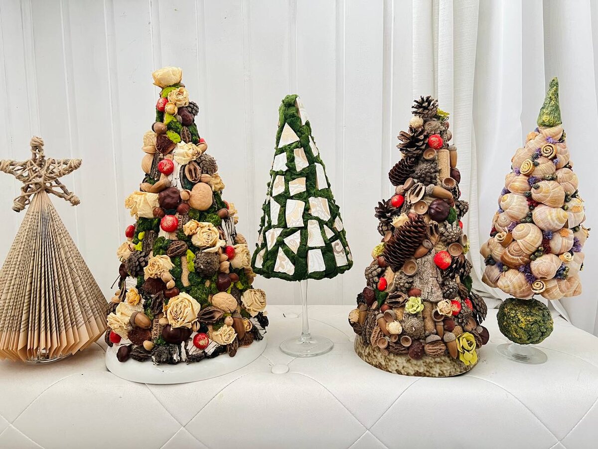 А это мои ёлочки... Некоторых уже нет с нами: красуются на конкурсах и занимают первые места. Автор работ - Марина Луна. Фотография из личного архива автора статьи. Не реклама, а источник вдохновения