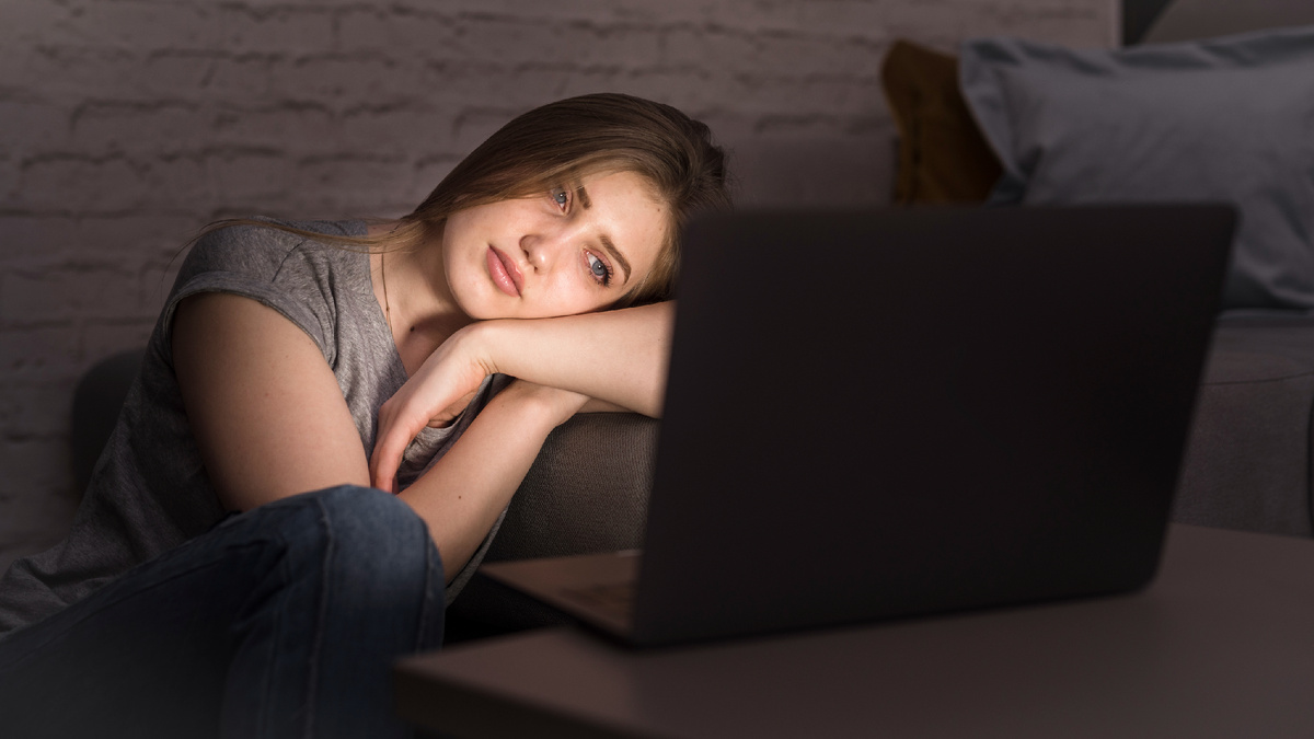 Девушка в ожидании звонка