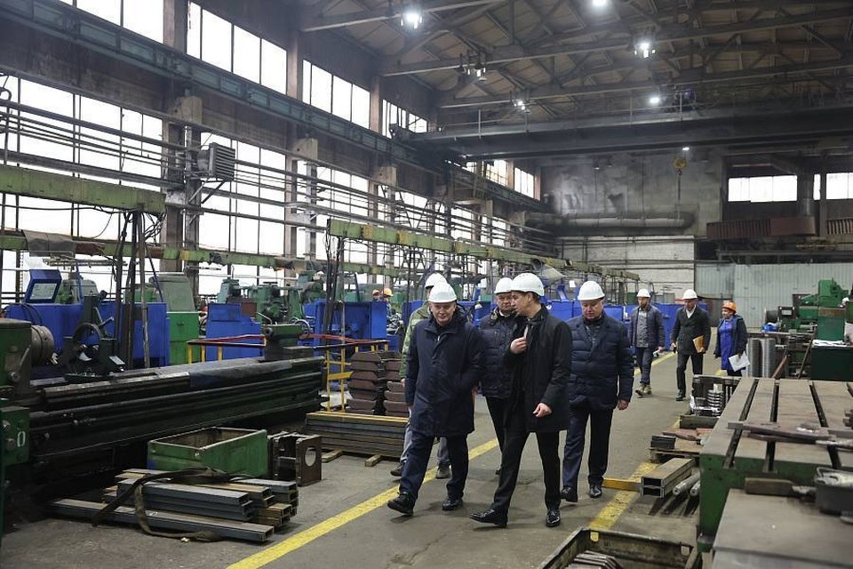    Губернатор поговорил с руководством и рабочими. Фото: администрация области.