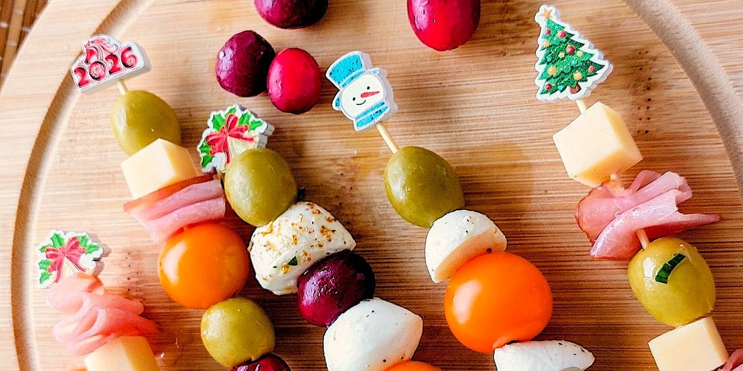 Новогодние закуски на шпажках: простые и красивые идеи для праздничного стола