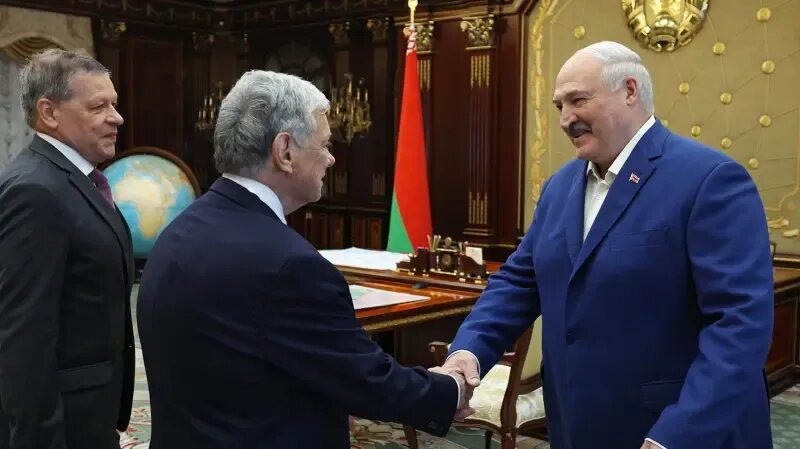 Александр Лукашенко и глава американской делегации Джон Коул
Фото:
Пресс-служба Президента Беларуси