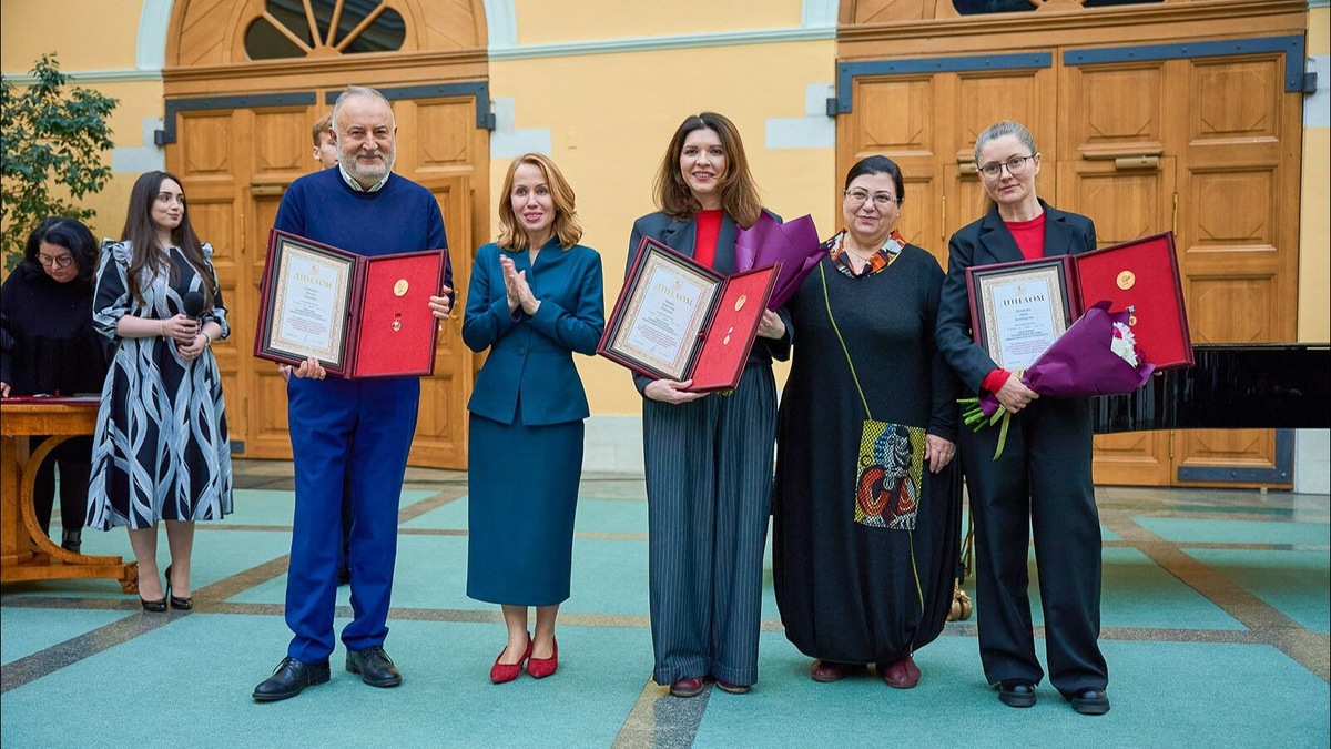    Источник: Михаил Исмиханов, Анастасия Зверева и Лайла Орликовская, участники коллектива камерного оперного театра-содружества «Гомер»