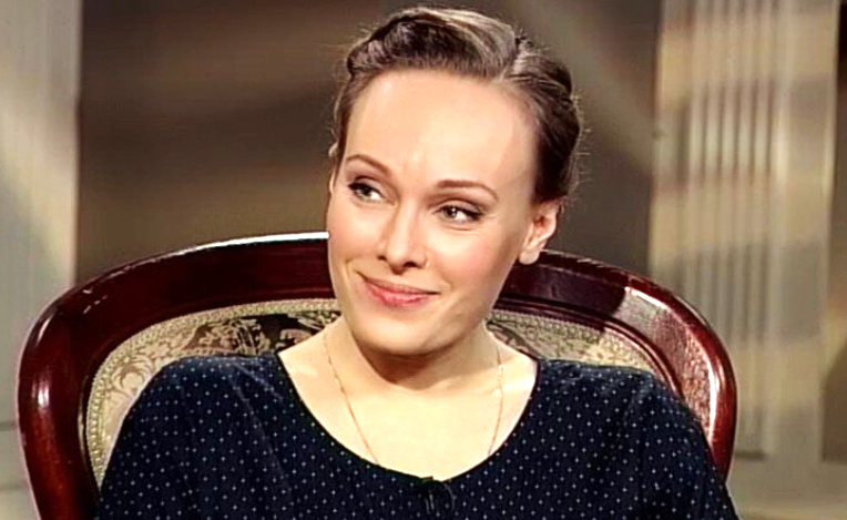 Ради любви к Машкову переехала в Москву, жила с нелюбимым мужчиной, родила без брака 3-х детей. Ольге Ломоносовой 47 лет