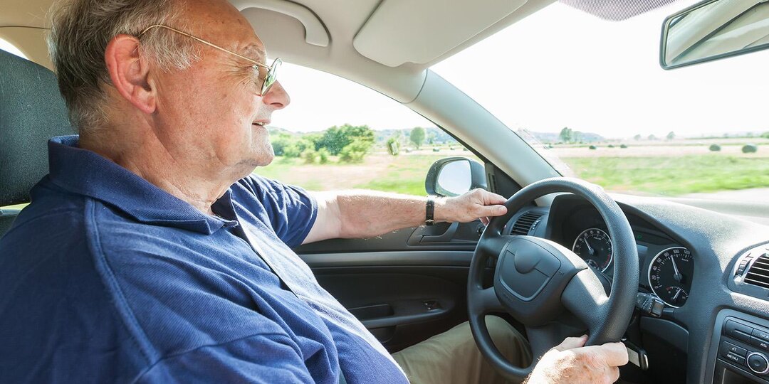 Пенсионеров за рулем под запрет? Депутаты поставили точку в спорах о возрасте водителей