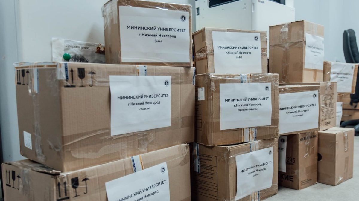    Коробки с крупами, консервами, средствами личной гигиены и сладкими подарками отправятся в зону СВО