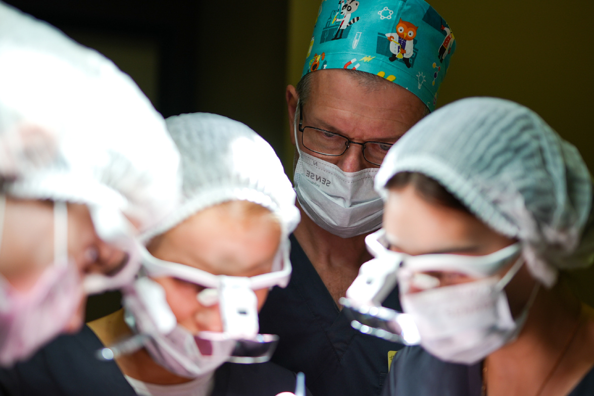 Хирургическая бригада во главе с пластическим хирургом Клиники РАМИ Александровым Артуром Альбертовичем