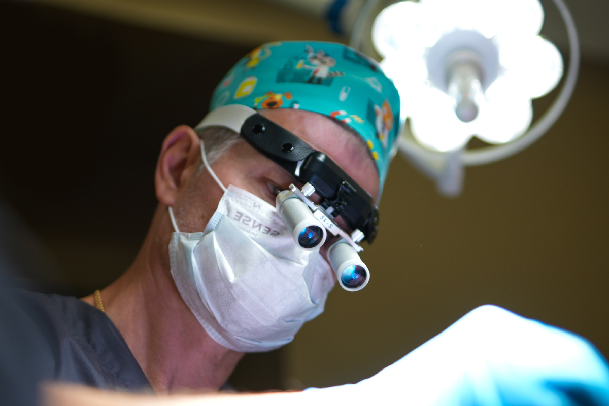 Оперирует пластический хирург Клиники РАМИ Александров Артур Альбертович