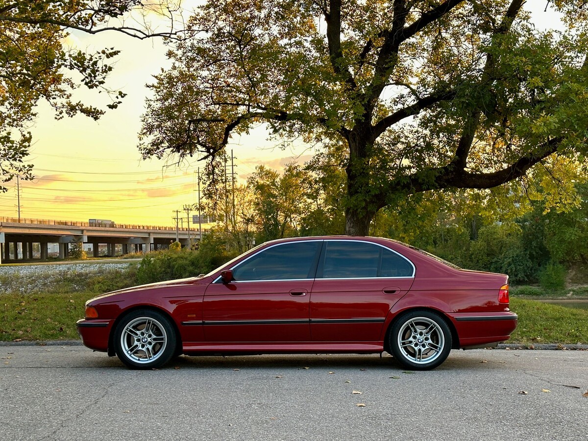 БМВ 5 серии (E39).