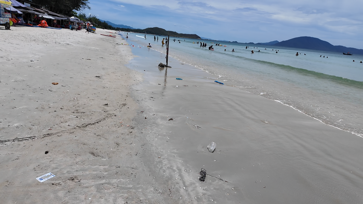 Мусор на пляже Зоклет.