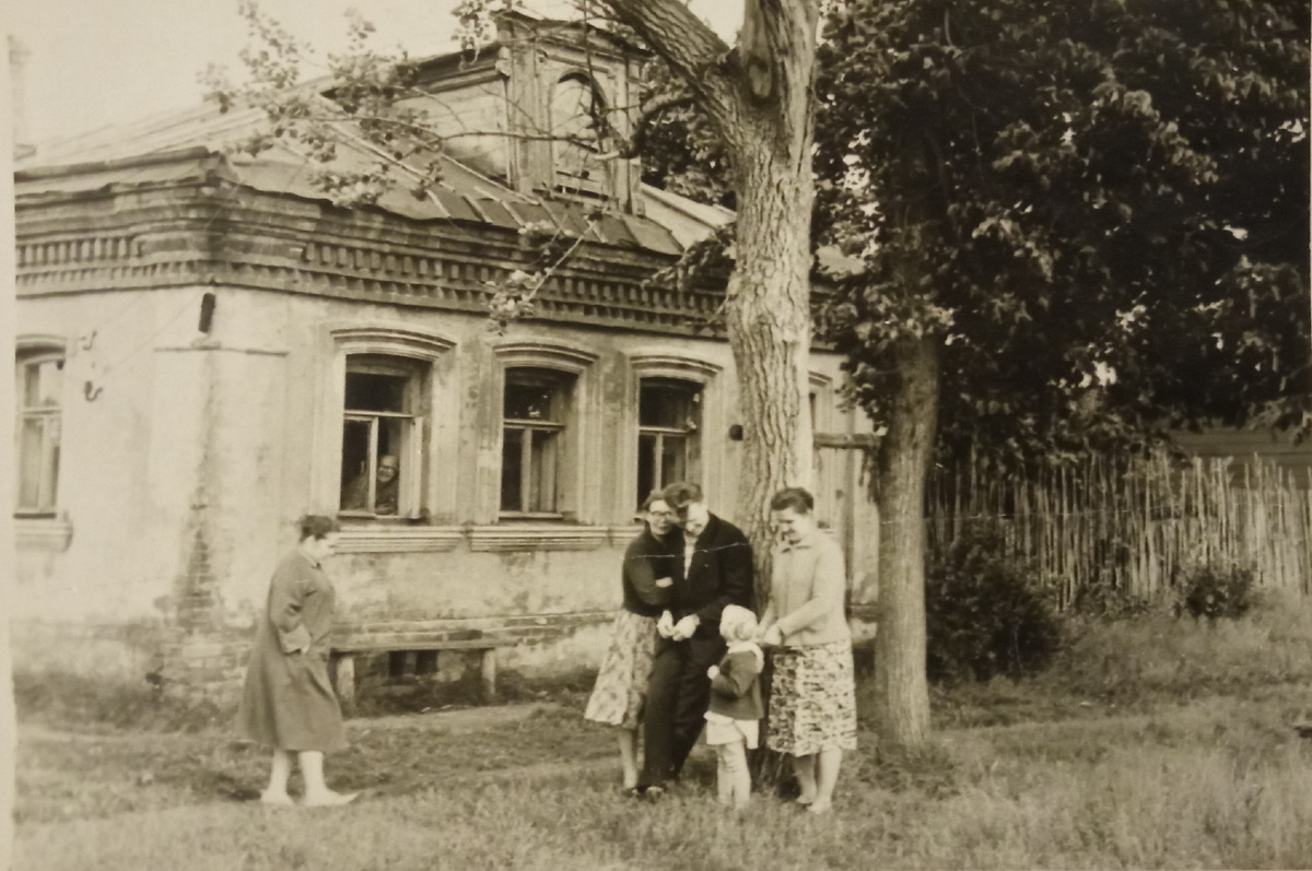 На фото мои совсем молодые бабушка и дедушка с тётей Лидой и т. Галей. Маленькая девочка скорее всего моя мама. А за ними между деревьями - качели. Возле дома пока нет ни сирени, ни золотых шаров. Но совсем скоро они зацветут пышным цветом. 