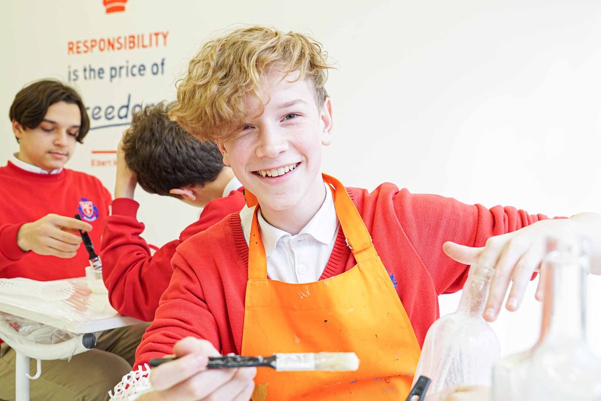 Дети не только изучают язык, но и учатся выступать, играют, занимаются спортом и погружаются в мировую культуру. Фото: школа Magic Castle