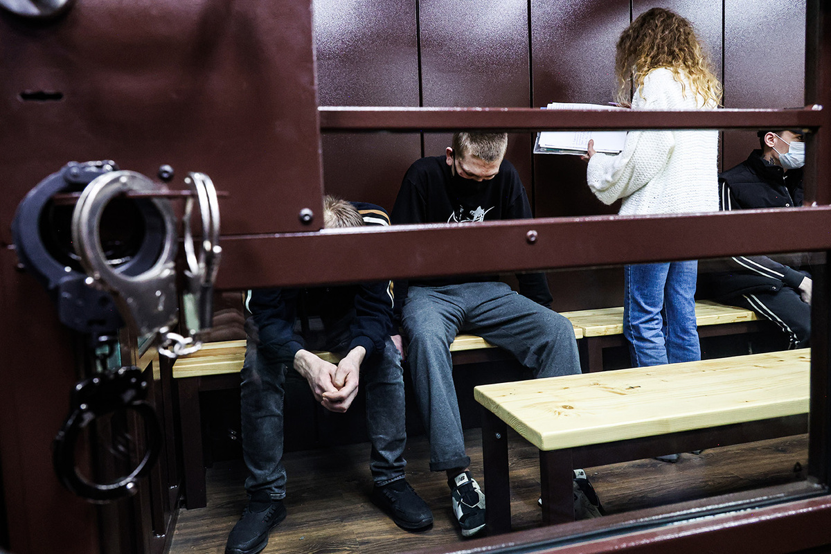   Дмитрий Леонтьев, Андрей Основа, курьер Анжела Цырульникова и Артур Каменецкий во время заседания по уголовному делу о мошенничестве с квартирой певицы Ларисы Долиной  
Валерий Шарифулин / ТАСС