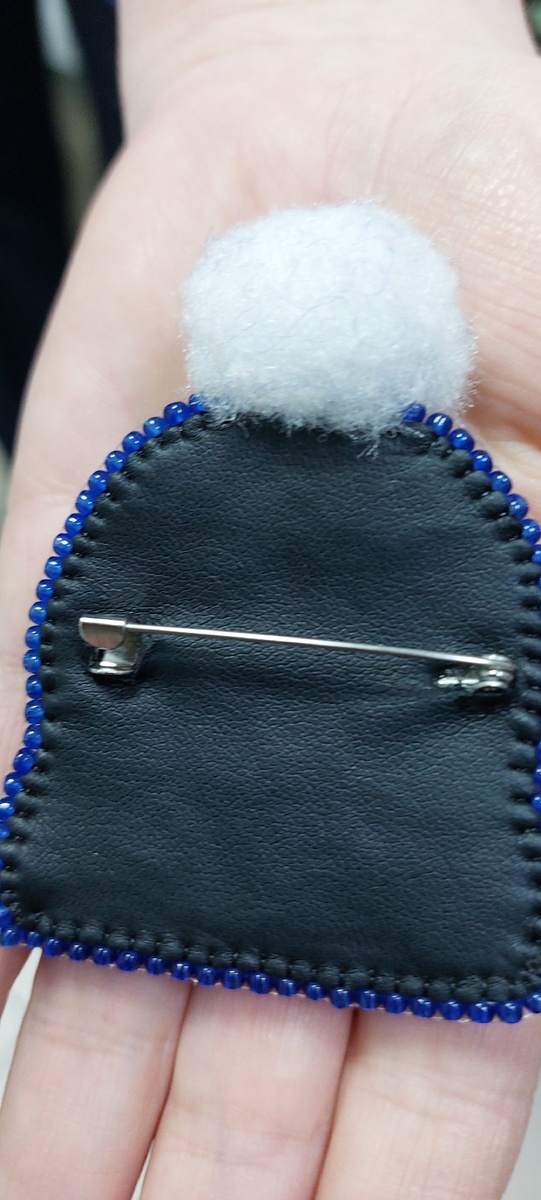 Вот так аккуратно изнанку брошки я еще не шила. Нужны красные (моя шапочка красная) нитки ТИТАН.