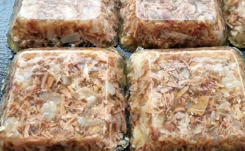 Деревенский холодец к праздничному столу: секрет насыщенного вкуса и идеальной текстуры