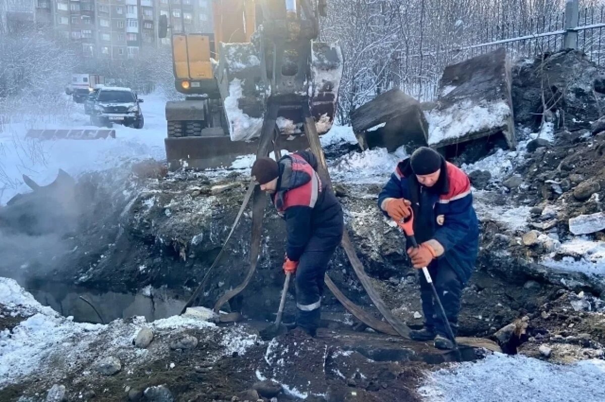   В Североморске на улице Гвардейской устраняют порыв на теплосети