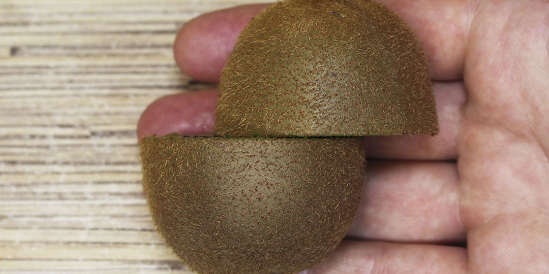 "Новогодняя ёлочка": Праздничный салат с курицей, киви и свежими фруктами - удивите всех гостей!