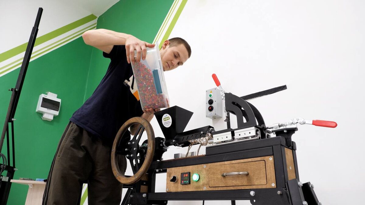 Работа на инжекторе (загрузка пластиковой крошки) с изготовлением брелоков.