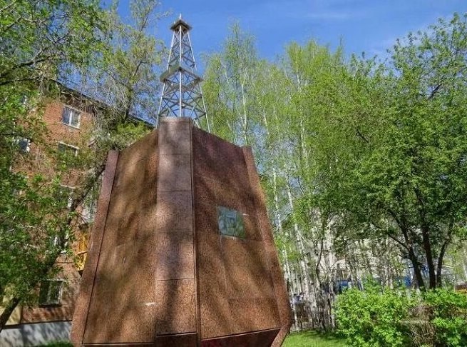Памятный знак первой глубокой разведочной скважины - Тюмень