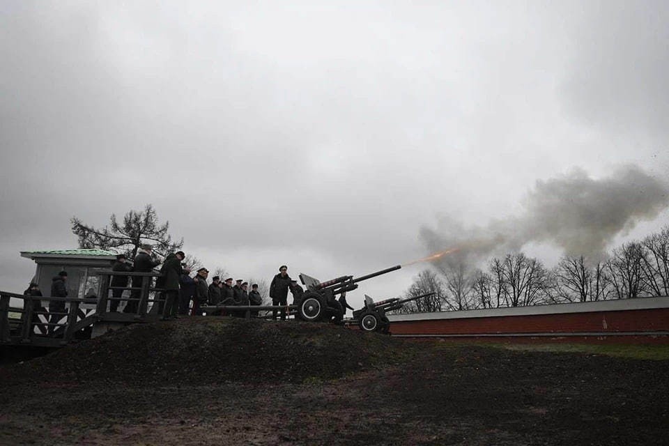    Пушечный салют оказался причиной трех взрывов в районе вокзала Петербурга Алексей БУЛАТОВ