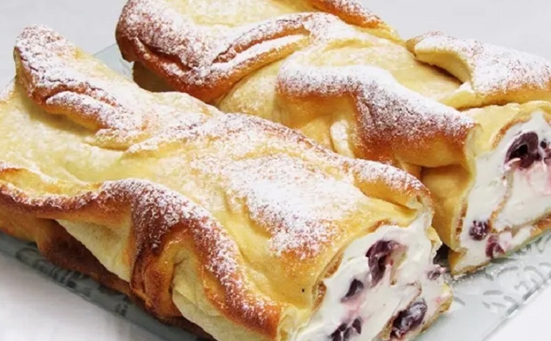 Нежный рулет с кремом и ягодами: десерт, который покоряет с первого кусочка